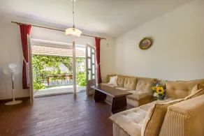 Large Garden Apartment & Parking 3 Bedrooms & 3 Bathrooms near Split - Image 2