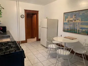 Beautiful Victorian apt. in town center, sleeps 4 - Image 3