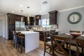 Riverside Downtown: Cozy Home with Fire pit&Games - Image 3