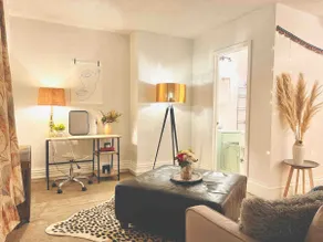 *Private Parking! Bohemian Row House - Image 4