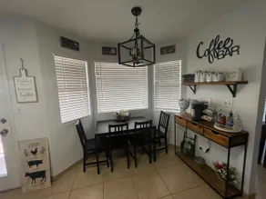 Cozy Farmhouse Style 3 Bedroom Home Free Parking - Image 5