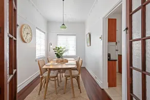 Art Deco in Ascot! ~ 2 Bed / 1 Bath / 1 Car - Image 4