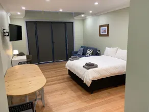 Geraniums—self contained unit with flair - Image 3