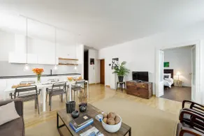 Elegant Apartment with Art and Design Pieces - Image 4
