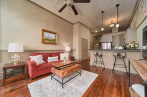 The ”Jacob Reid” Room Historic Downtown Apt - Image 2