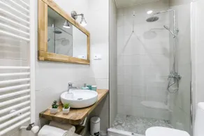 ★ Hotel quality stay w/ unique Georgian atmosphere ★ - Image 3