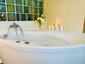 Elegant and Radiant – 10 Exceptional Guests - Image 3