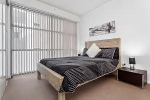 Captivating River View in 3 bedroom CBD apartment! - Image 4