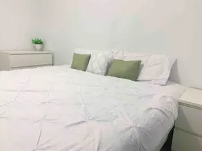 Cozy 1BR Condo w/ Insuite LDRY, Gym & Free Parking - Image 4