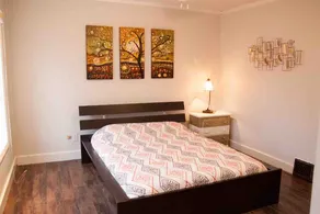 Spacious House with PARKING & Ideal for Long Stays - Image 2