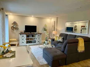 Charming 1 Bedroom Ocean View Heart of Cordova Bay - Image 3