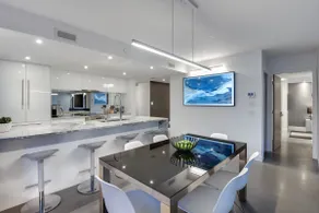 One-of-a-kind Luxury Penthouse w/ private hot-tub - Image 5