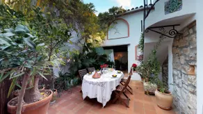 Beautiful 18th century house with courtyard & pool - Image 2