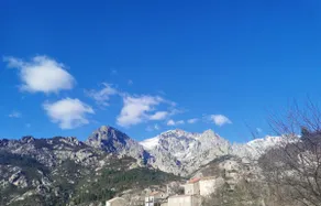 facing the mountain, 10 min walk to the river - Image 2