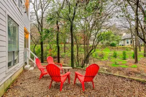 Zilker Treehouse. Minutes Music, Eateries more. - Image 5