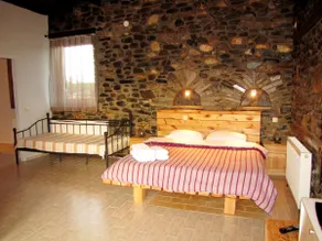 Ichnilatis Guestroom - Image 2