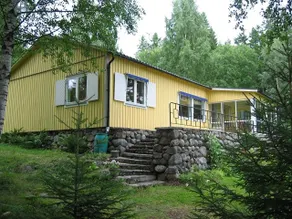 Lakefront house with beach, jetty, and rowing boat - Image 3