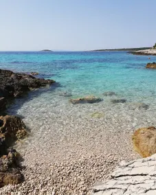 Robinson house with clear blue sea - Image 3