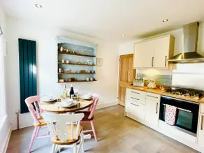 *Seagull Cottage* a hidden gem central Ventnor - Image 5