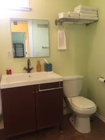 2 bed/1bath appt/big living room 5 min walk to MAX - Image 3
