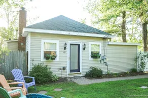 Lakeside house with a separate bunkhouse - Image 3