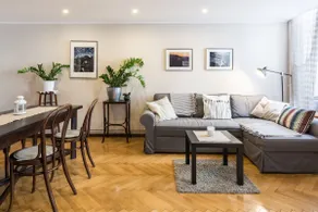 Classical Apartment with Large Balcony Close to Chain Bridge - Image 4