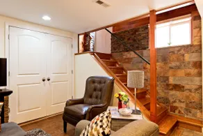 Luxurious and Cozy Downtown Garden Apartment - Image 2