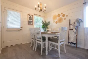 The Blue Door Farmhouse at the Heart of Irving and minutes to Dallas Downtown - Image 4