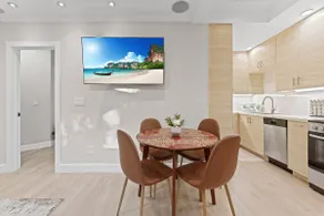 Stylish and cozy guest suite - Image 4
