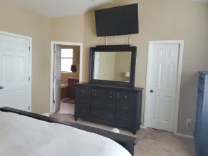 Cheerful 3 bdrm home with pool table and fire pit - Image 4
