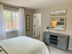Cheerful 3 Bedroom Home on Wooded Acre - Image 2