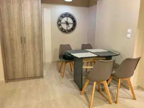 Petite Luxury Urban House - Image 4