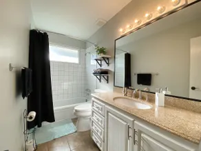 Bright and Newly Renovated Louise Ave. Loft - Image 5