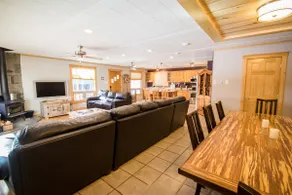 Magnifique chalet familial de 5 chambres au centre-ville de Red River! - Image 2