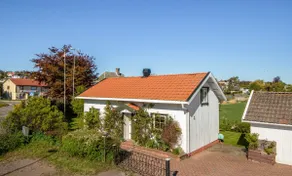 Detached house with garden, sunny patios and lake view - Image 3