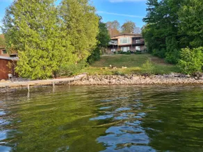 Beautiful & spacious all-season waterfront cottage - Image 2