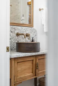 Charming historic Bungalow by lake, pet friendly - Image 5
