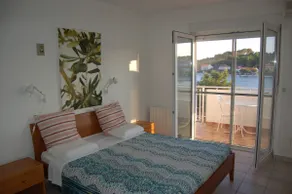 studio sea front with kayak - Image 2