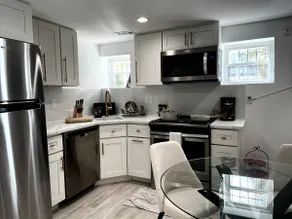 Modern apartment steps from DC's top restaurants - Image 3
