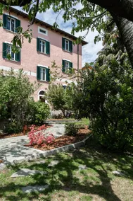 Fabulosa villa con piscina privada situada en un hermoso jardín con vistas al lago - Image 2