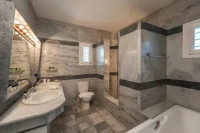 Pure White Villa: 7 Bedrooms, 16 Guests, Sea View, Aspro Chorio Village - Image 4