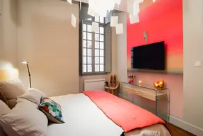 room five - parking, balnéothérapie, place nationale, un havre de paix - Image 2