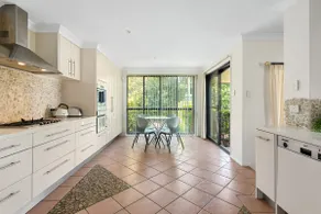 Graceland! 3 Bett / 2 Bad / 2 Autohaus in Mt Ommaney - Image 3