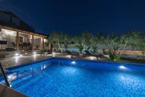 Green garden villa with pool - Image 3