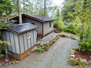 Cozy cabin & bunkhouse. Just steps to the beach - Image 2