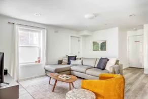 Stunning New 2BR Apt, 10 Min to NYC - Image 2