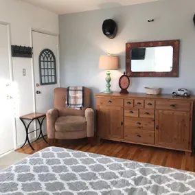 CJ’s Sunset Guest Suite - Fully Private Stay - Image 3