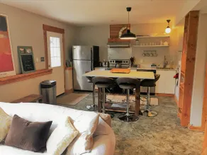 Island Getaway - Charming Two Bedroom Guest Suite, stones throw from the ocean - Image 3
