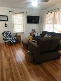 Adorable 1/1 upstairs garage apartment! - Image 5