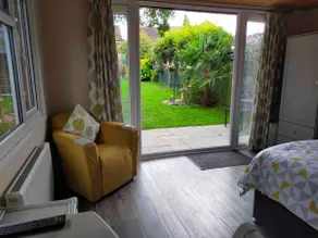 Centrally located Private Garden Lodge - Image 5